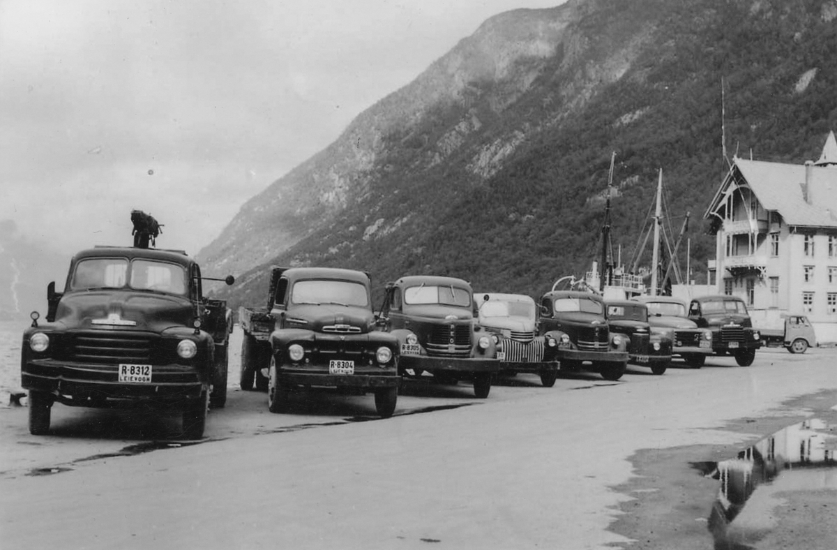 Lastebilar på kaia i Odda