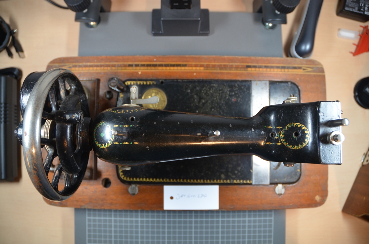 Symaskin av merket "Mundlus Original Victoria 99". Nøkkel mangler. Produsert i Tyskland. Produksjonsdato ukjent (1900-1910?).