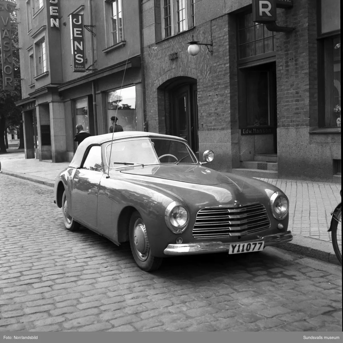 Äldre sportig bil parkerad vid Storgatan 3.