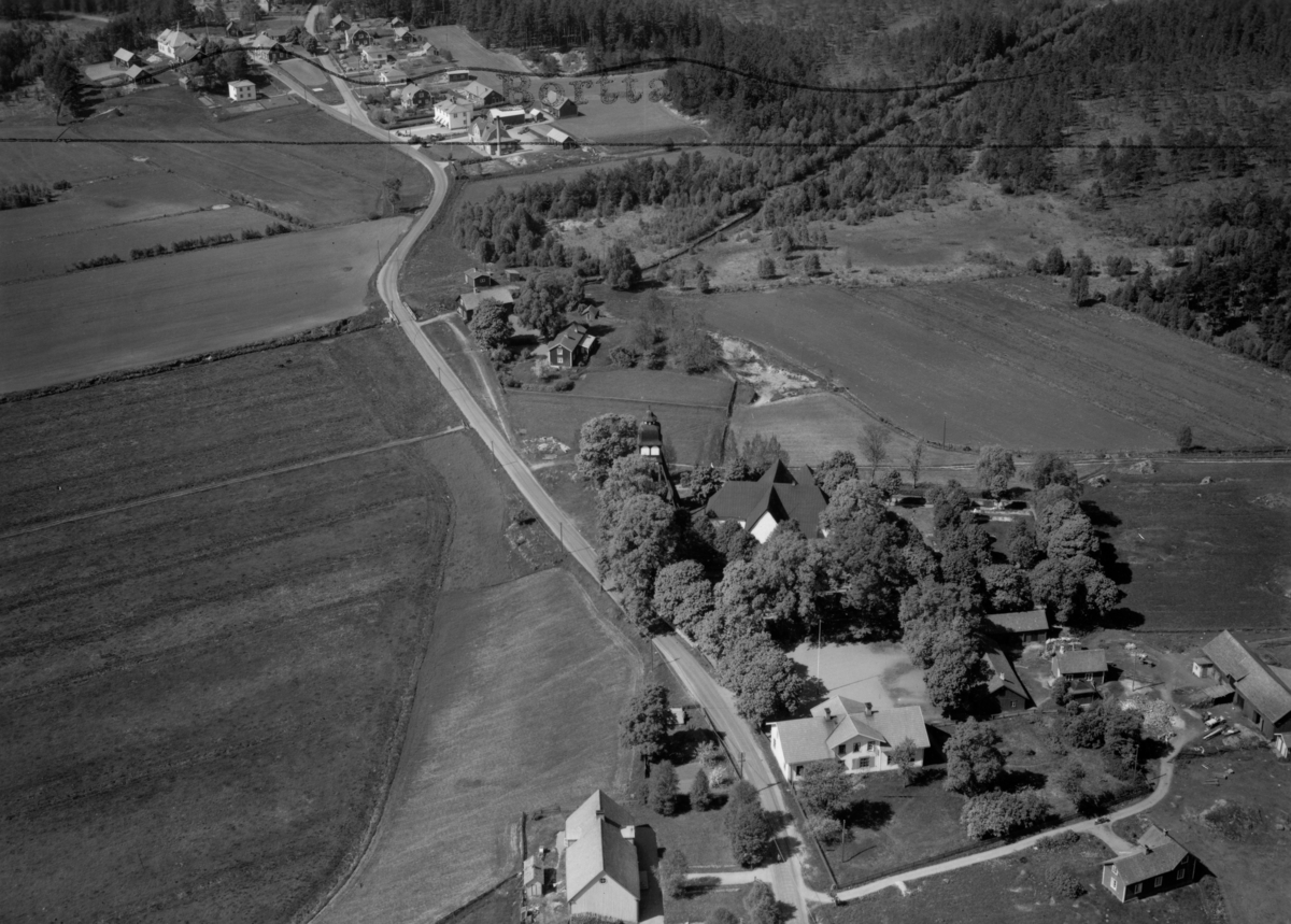 Flygfoto över Askeryd i Anebys kommun. Nr P 185