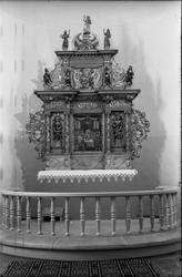 Seks bilder av altertavla i Hoff kirke. De to første viser h