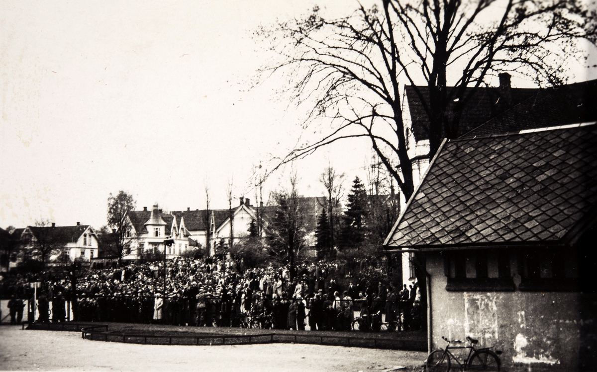 Store folkemengder hilser velkommen hjem til de norske polititropper(Feltbataljon IV) som kom inn fra Sverige våren 1945.