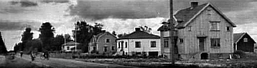 Dessa hus ligger t.v. om väg 200 några hundra meter före samhället Tidans södra infart.
Fr.v: Klingvalls, "SkinnhyttepÃ´jkas", Kleins samt Saga o Lennart Johanssons hus.