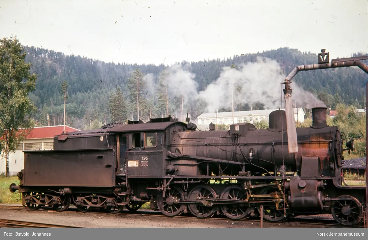 Damplokomotiv type 24b nr. 195 på Fagernes stasjon.