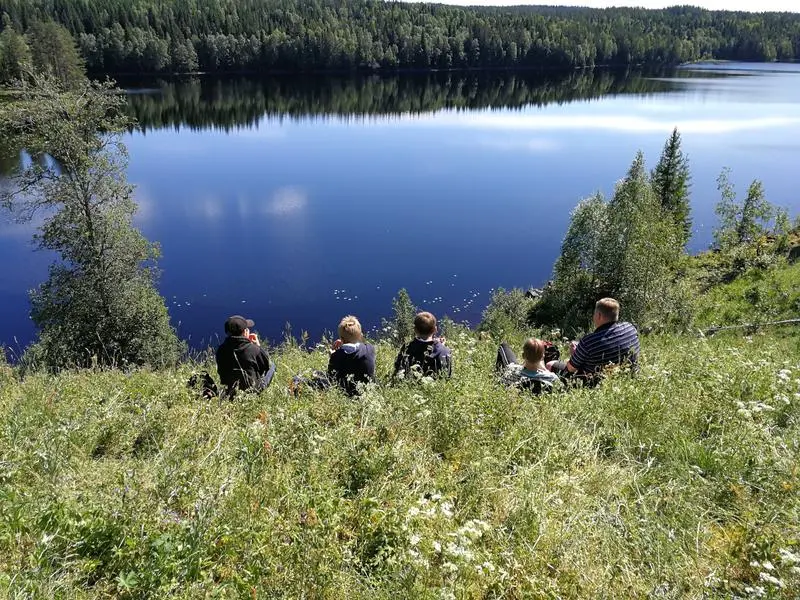 Solfylte enger og stille vann i Børli