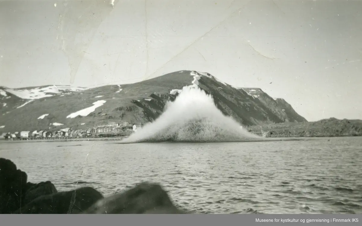 Nordvågen. Sprenging i sjøen utenfor Nordvågholmen. Fordypning av skipsleie inn til Nordvågen. Ca. 1956.