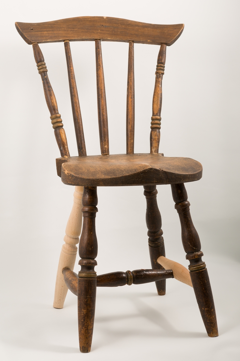 Pinnestol med dreide ben. De to ytterste sprossene i rygglenet er også dreid. Stolen er fint restaurert: 1 bein og et av stykkene som avstiver beina er blitt erstattet med nye deler. Disse er ubehandlet.