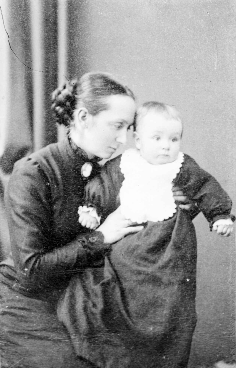 Portrett av Helene Mæhlum, født Bleken og datteren Kristine.