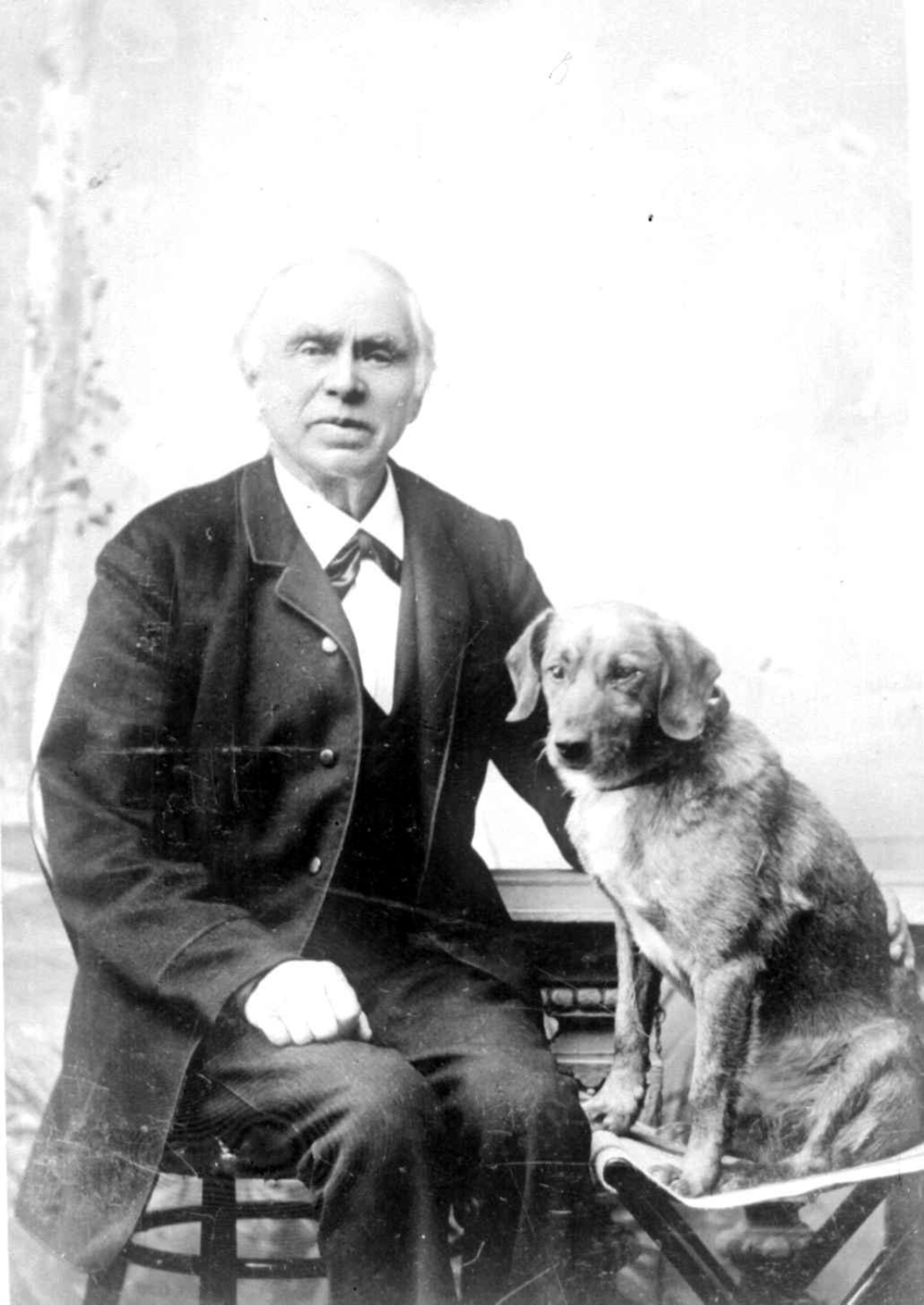 Portrett av mann med hund, i protokollen nevnt som Per Tollersrud, men mer sikkert Nils Nilsen Frøisland (1819-1902) fra Torpa