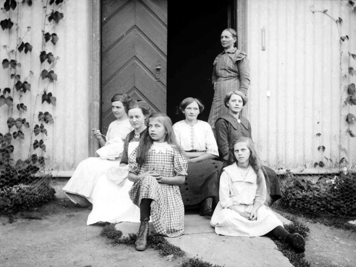 Søre Jørstad med fra venstre søstrene Agnes (gift Aurlien) og Kari Jørstad (gift Brateng) med deres mor Agnethe Jørstad (født Børstad, Vardal) stående ved dørkarmen.
