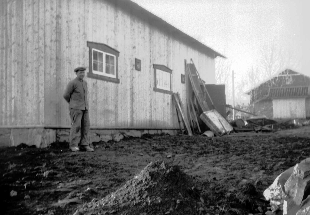 Nytt grishus på Søre Jørstad bygd ca 1930. En person utenfor bygningen.