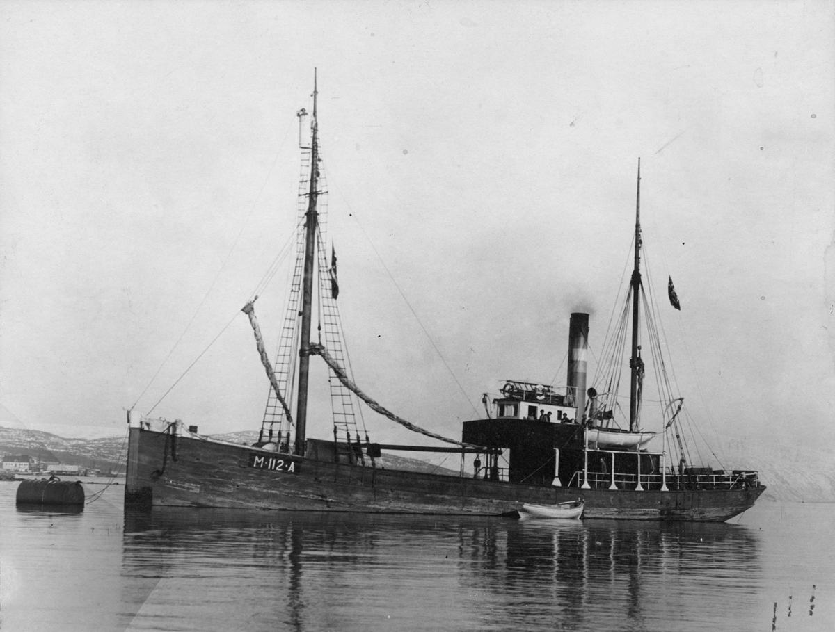 Havfiskedamperen DK "Øst", M-112-A, ved Island ca. 1918.