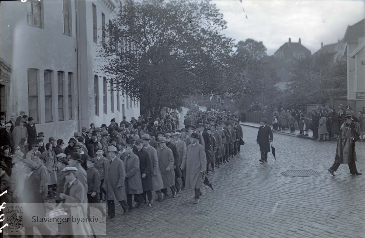 Søndakgsskolene marsjerer forbi posthuset, Kongsgård og Torget