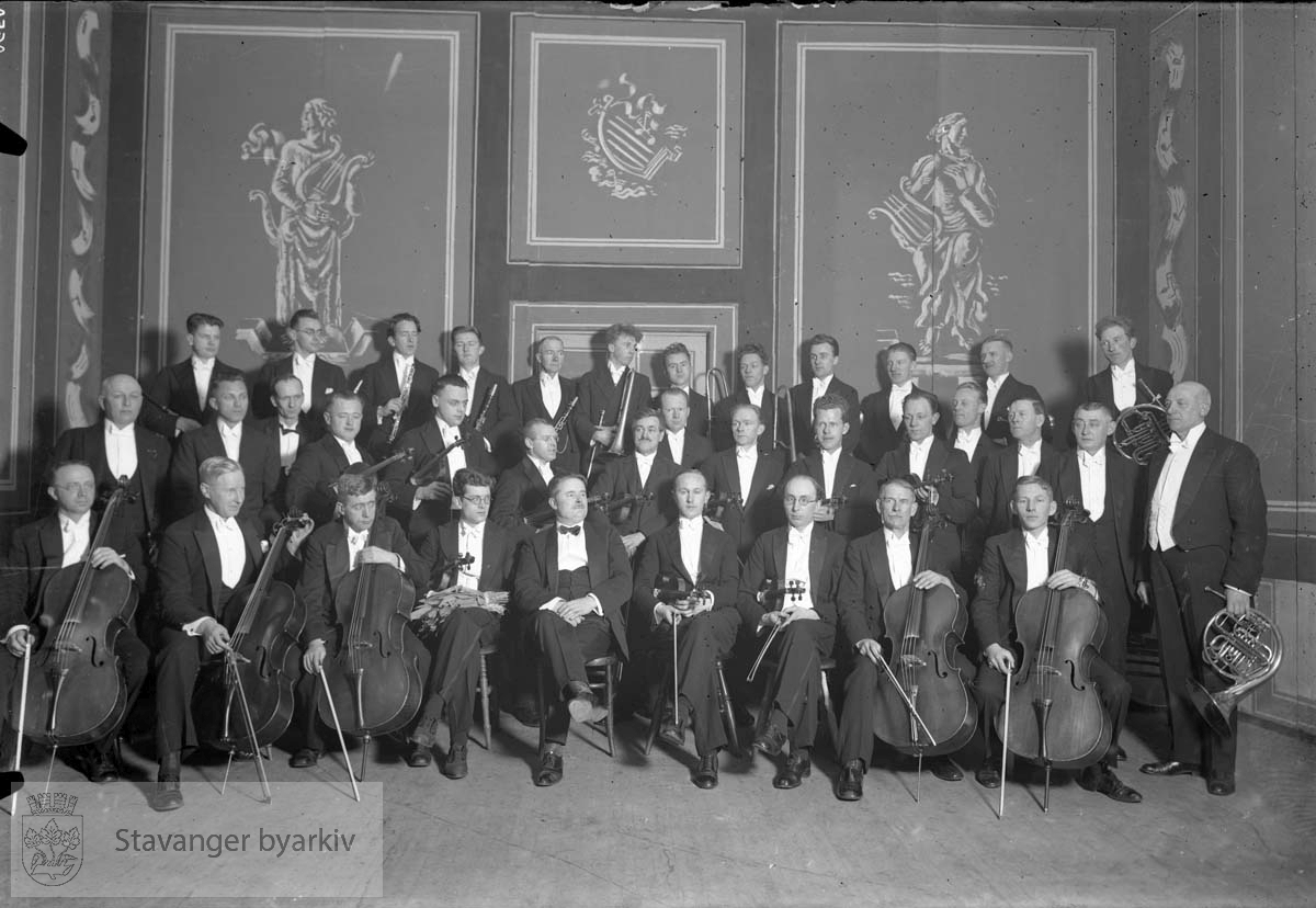 Bildet er tatt etter hva som regnes som orkesterets første skikkelige konsert 24. februar 1933.