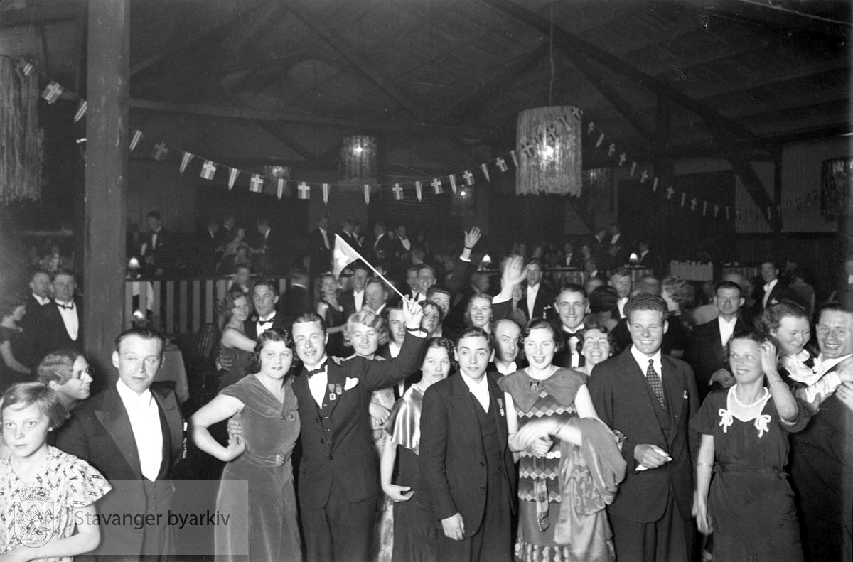 Håndverkernes Sangerstevne.Dansen går, fest .Fra Sangerhallen, bygningen som ble reist til jubileumsutstillingen i Bjergsted i 1925