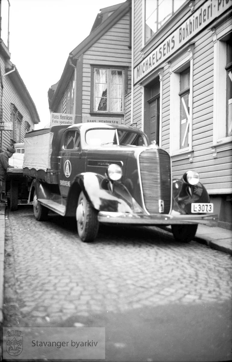 Biler utenfor Hans Henriksens forretning i Steinkargata.L-3073