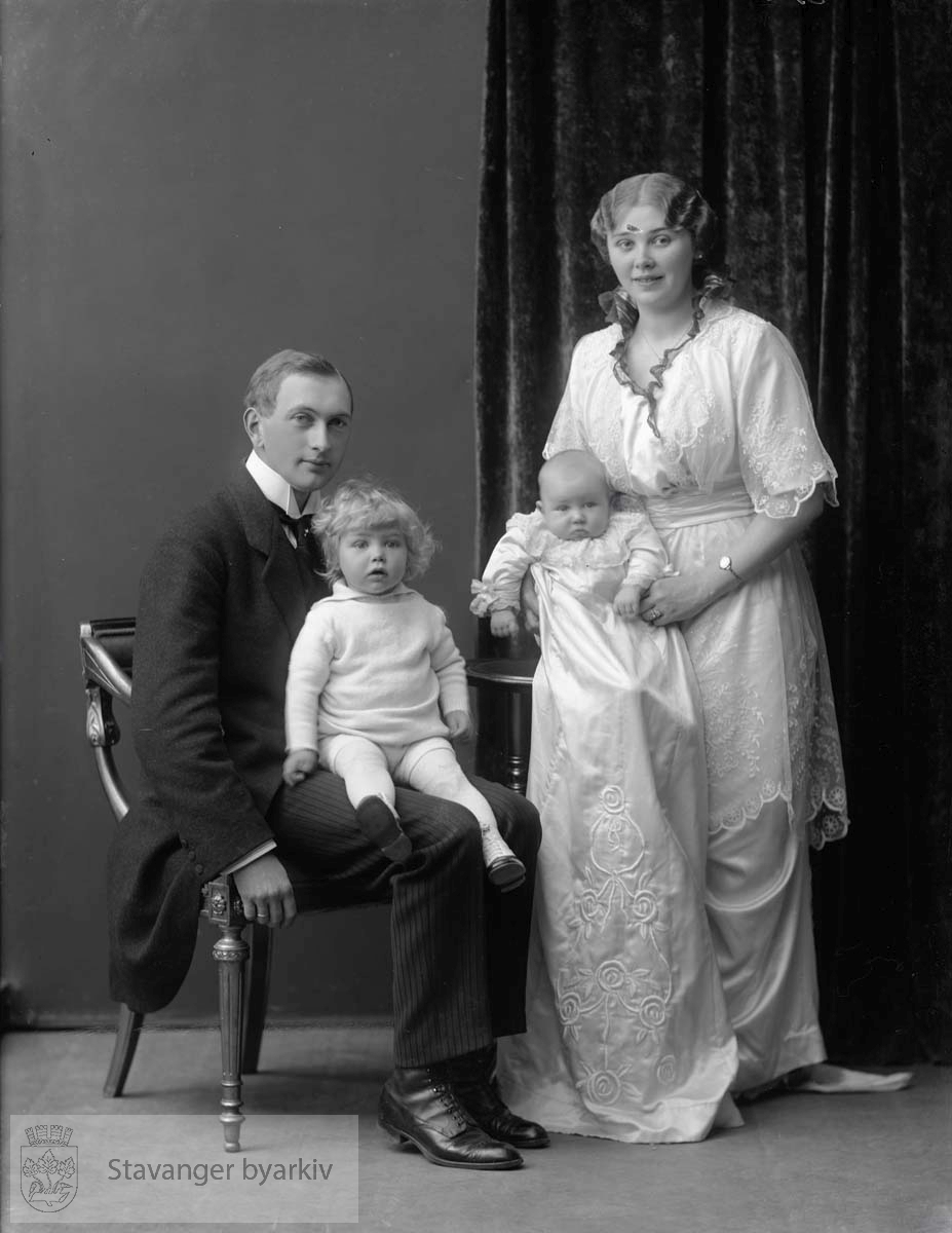Til venstre Ragnvald Bjelland (1886-1955) med sønnen Christian Wilhelm (1913-1984) på fanget. Til høyre Frida Helene Kristine, født Ungerer (1888-1919) med sønnen Frithjof (f. 1914)