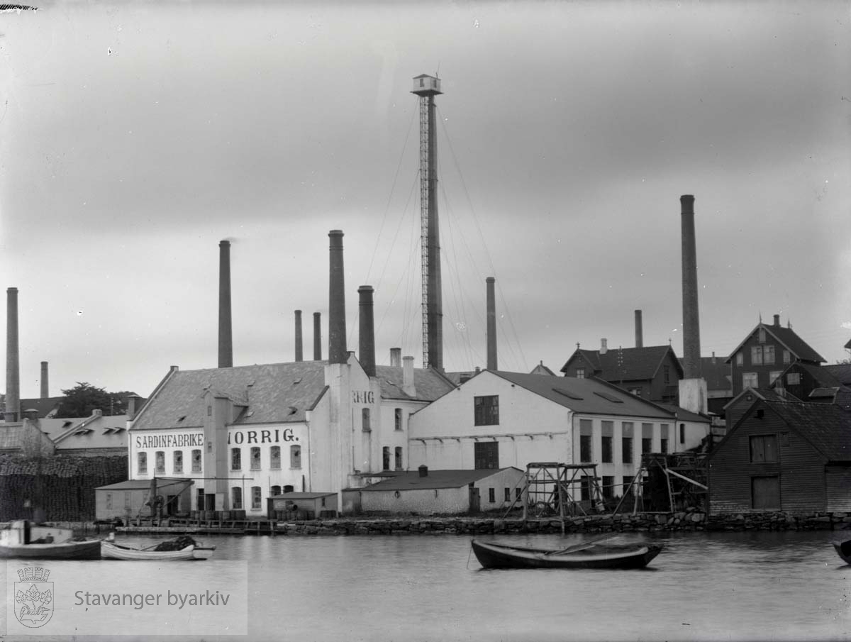 I bakgrunnen hagltårnet / haggeltårnet på a/s Stavanger Tinfabrik ( Stavanger Tinnfabrikk ). Fra øst.