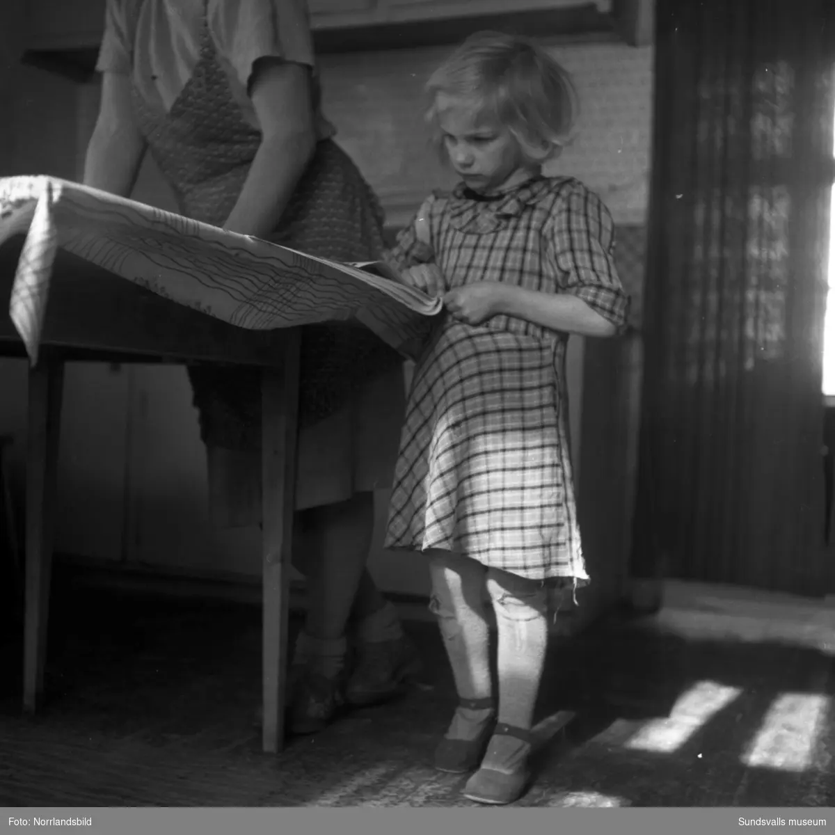 En serie bilder hemma hos en familj med två små flickor på en gård i Stavreviken.