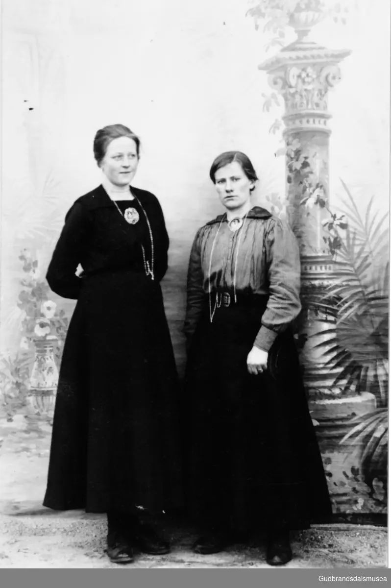 F.v.: Ragnhild Sandviken (gift med Kr. Visdal) og Anne Bakken (f. 1894 g. Stendal)
