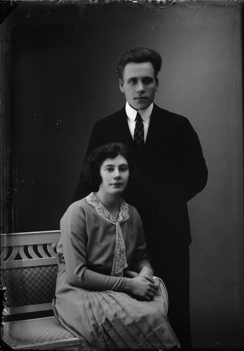 Ateljéporträtt - man och kvinna, Alunda, Uppland