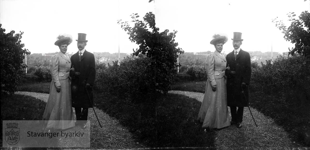 Astrid var født Svanøe og hennes mann Johan Garman Grude i en hage. Sannsynligvis fra Våland mot Paradis...Stereofotografi..