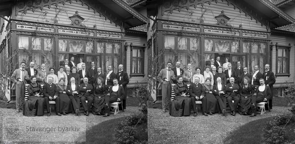 Gruppebilde foran huset til Grude i forbindelse med Sangerstevnet i 1909..Stereofotografi..