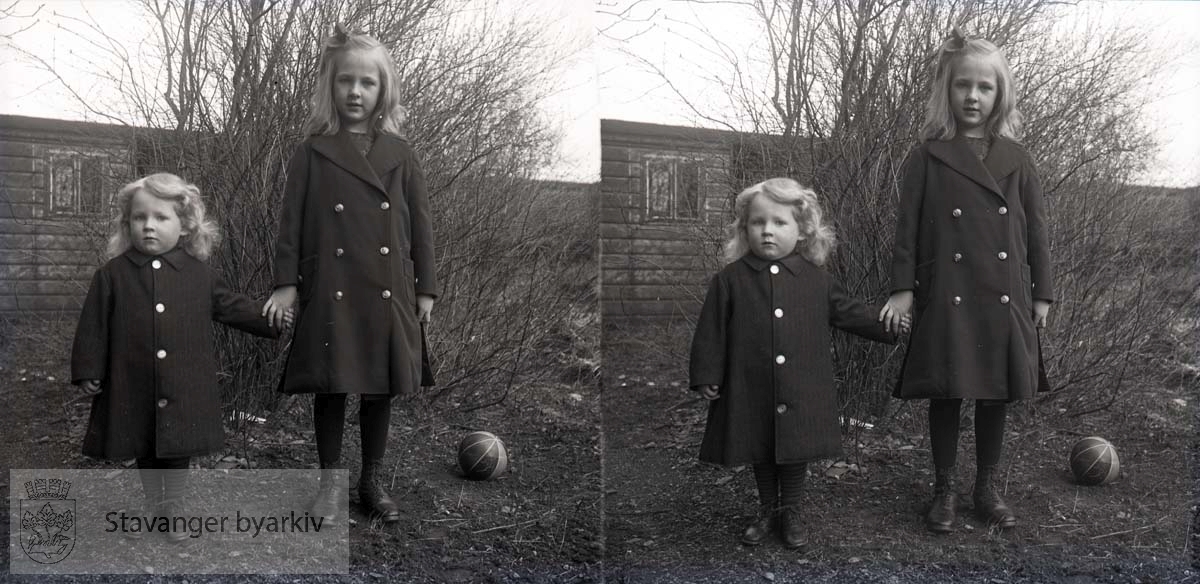 Stereofotografi...Barna til Michael og Nicoline Eckhoff i hagen med en ball.