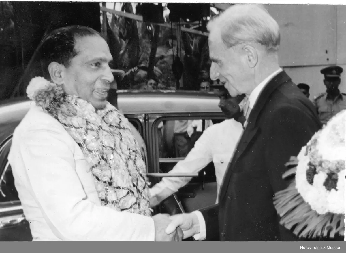 Norsk u-hjelp i Kerala i India, P.S. Ran mottar D.H. Lunds hilsen, omkring 1960