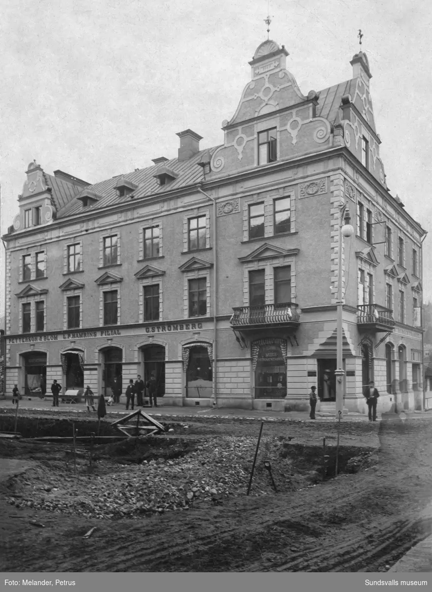 Apotekar Gustaf Strömbergs nya hus vid Storgatan 36. Firman bytte senare namn till Strömbergs färghandel. På högra gaveln finns J. P. Sjöbergs musik- och instrumenthandel.