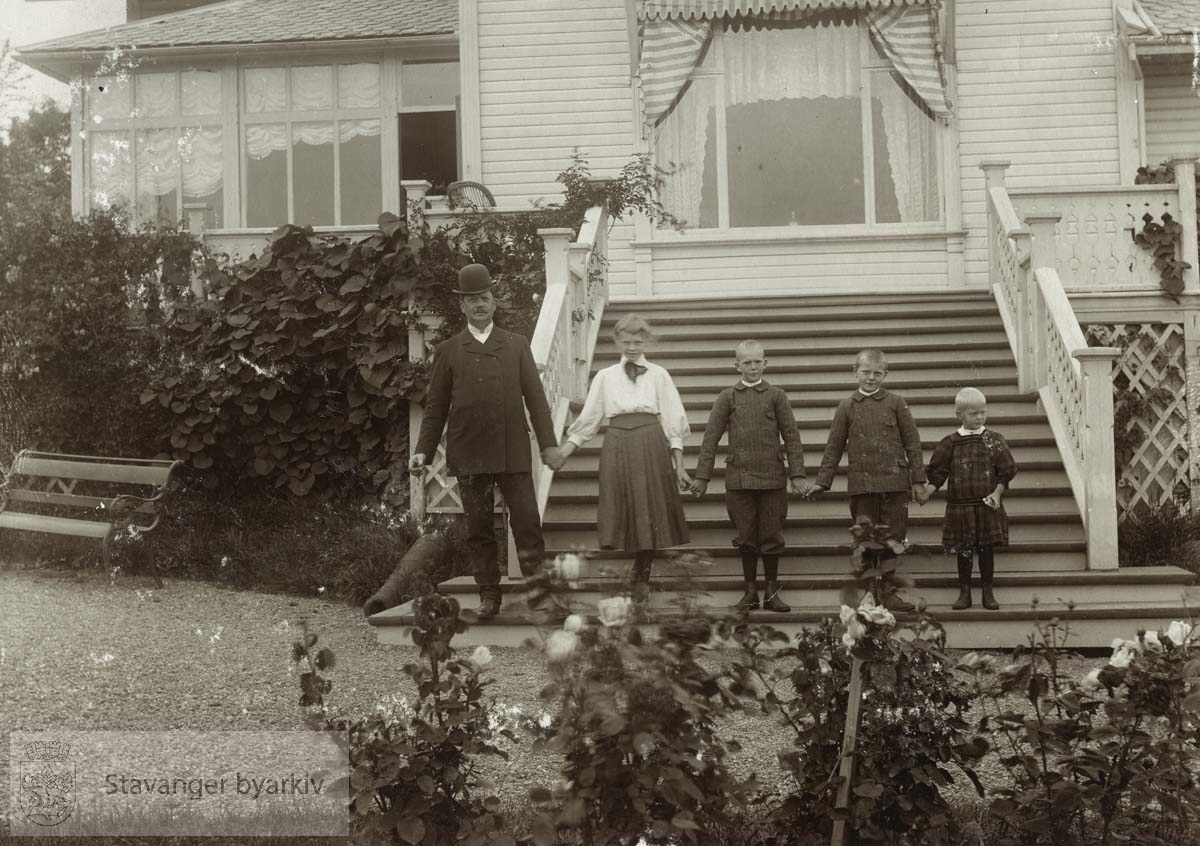 Familien Monsen på trappen i Munkehagen