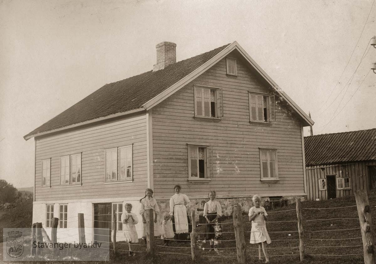 Familien Lindtjørn foran huset sitt på Ogna