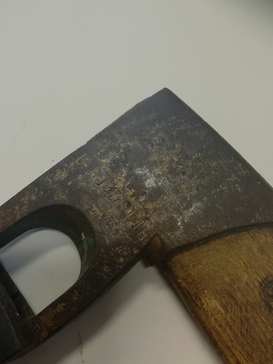 Merkeøks for A/S GreakerMerkeøksene ble brukt av tømmermålere til merking av tømmer. Tømmermåling var et mannsdominert yrke. 