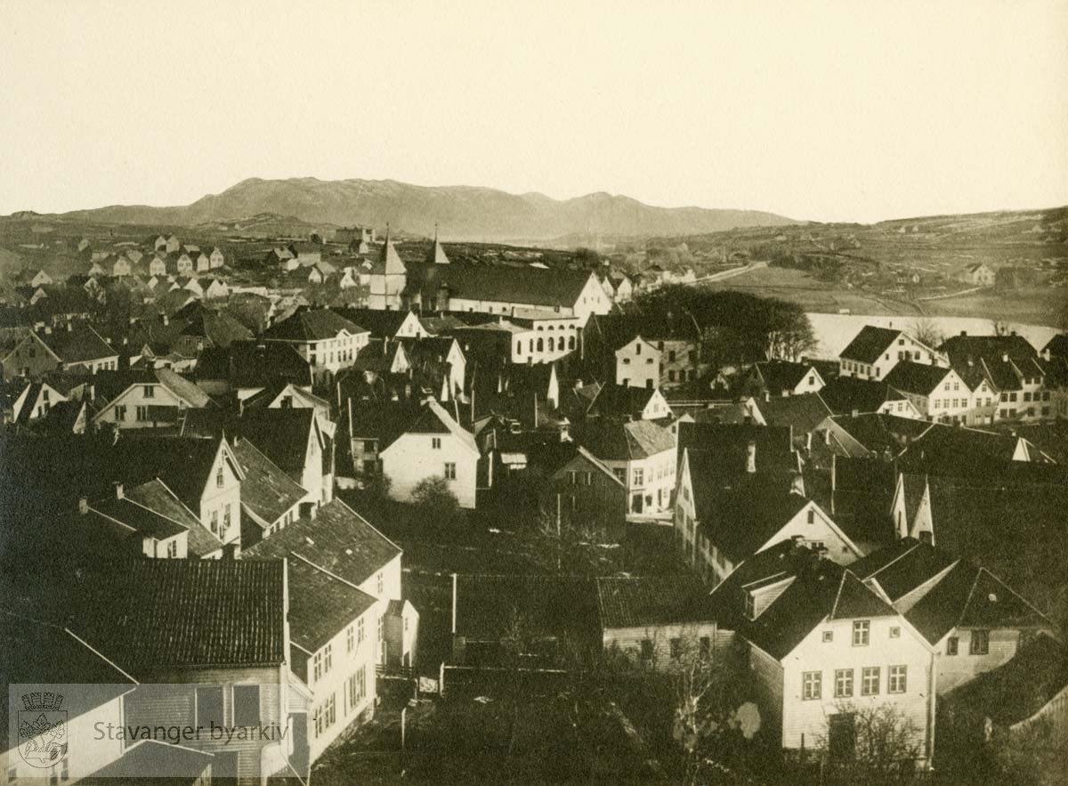 Parti av Stavanger sett fra Valberget mot Kongssteinen. Domkirken midt i bildet. Kongsstenen og Hetlands Prestegård helt bakerst i bildet.(Jfr. BySt003_529) Vedlagt Formannskapsprotokollen i 1949.