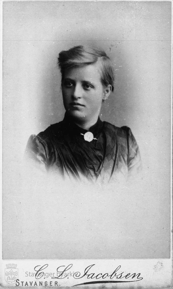 Portrett av Adel Gjøstein (1867-1915).Visittkort.Repronegativ....Jfr. Nag, Martin: «Aadel Gjøstein, – ’Original jente, vakkert ansigt’», Årbok 1996. Arbeidernes Historielag i Rogaland, s. 58