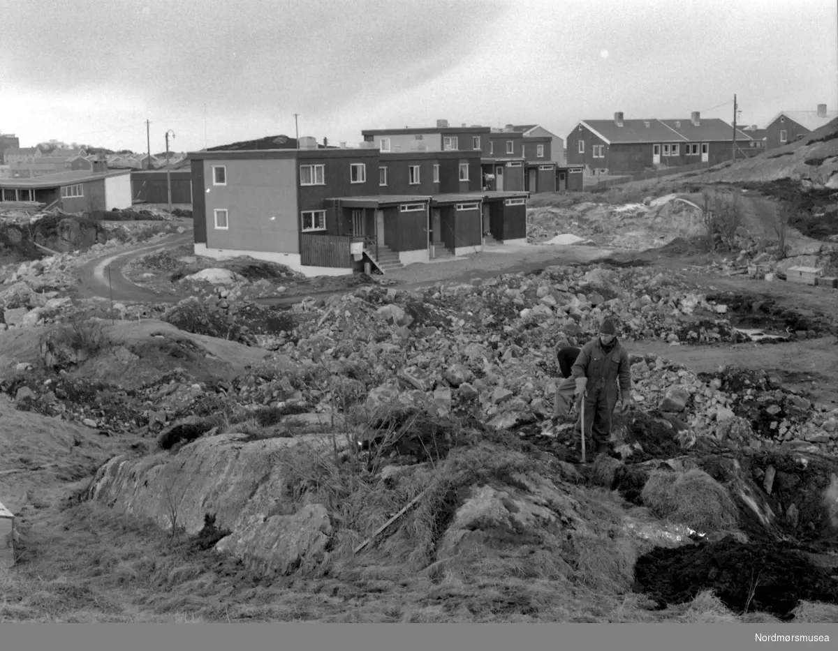 Foto fra anleggsarbeid på Stortua på Gomalandet i Kristiansund, 22. februar 1967. Fotograf er Nils Williams. Fra Nordmøre museums fotosamlinger.