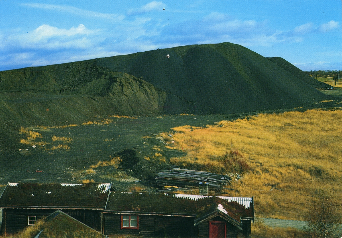 Slagghaugan mot Falunveien, sett fra sørvest. Grop-stuggu i forkant av bildet. Postkort
