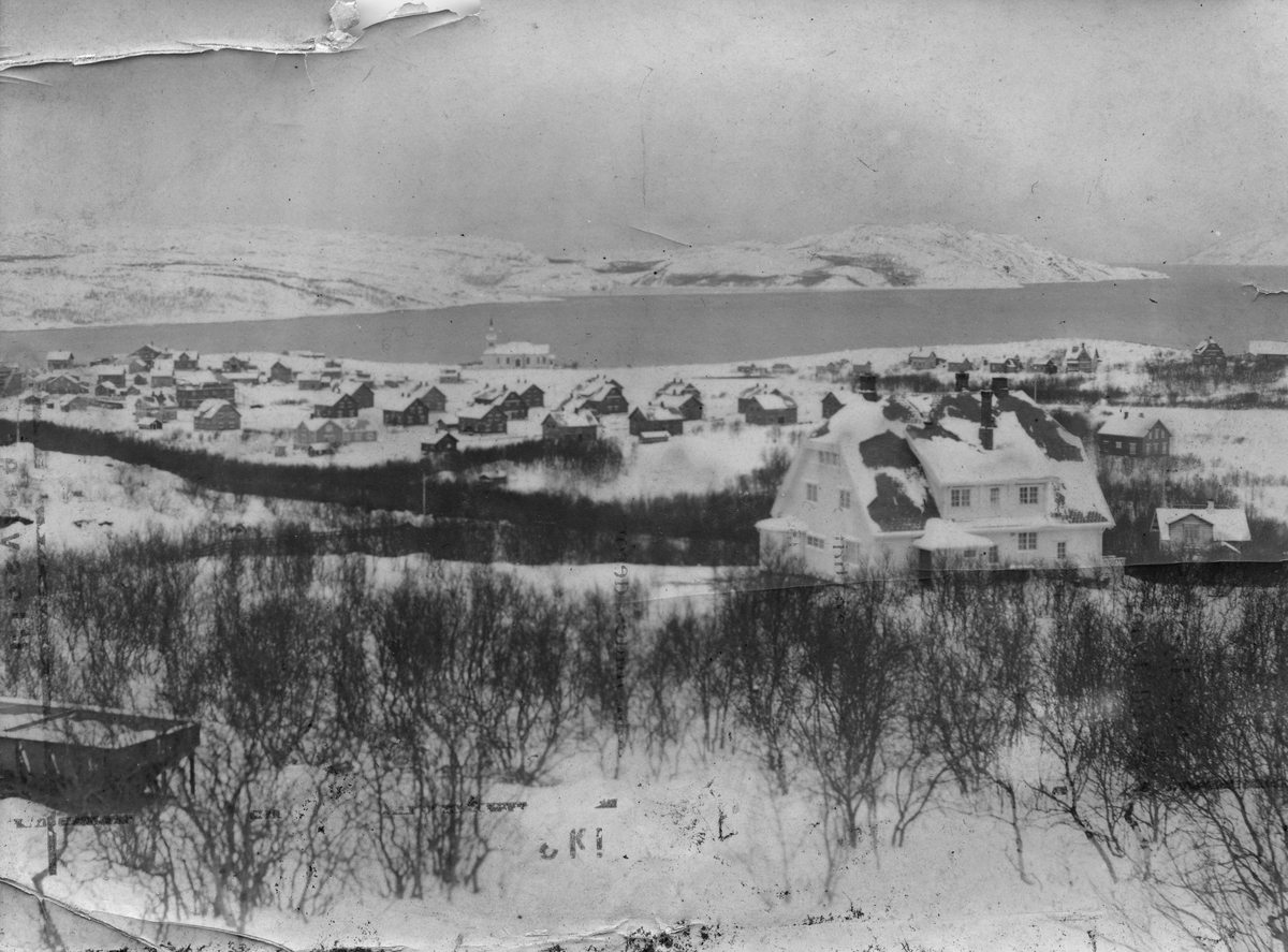 Parti av Kirkenes 1908. Det hvite huset i forkant er ingeniørboligen. Det lille huset foran til venstre er Ellisif Wessels hus.