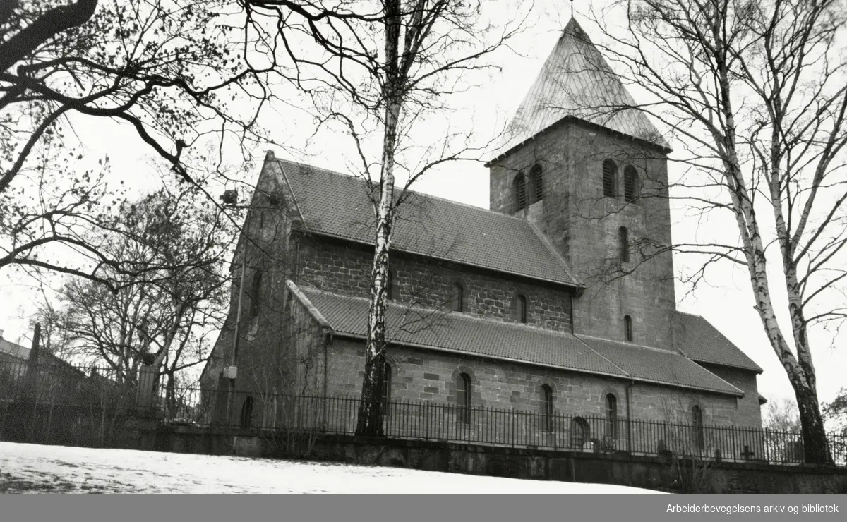 Gamle Aker kirke. Desember 1996
