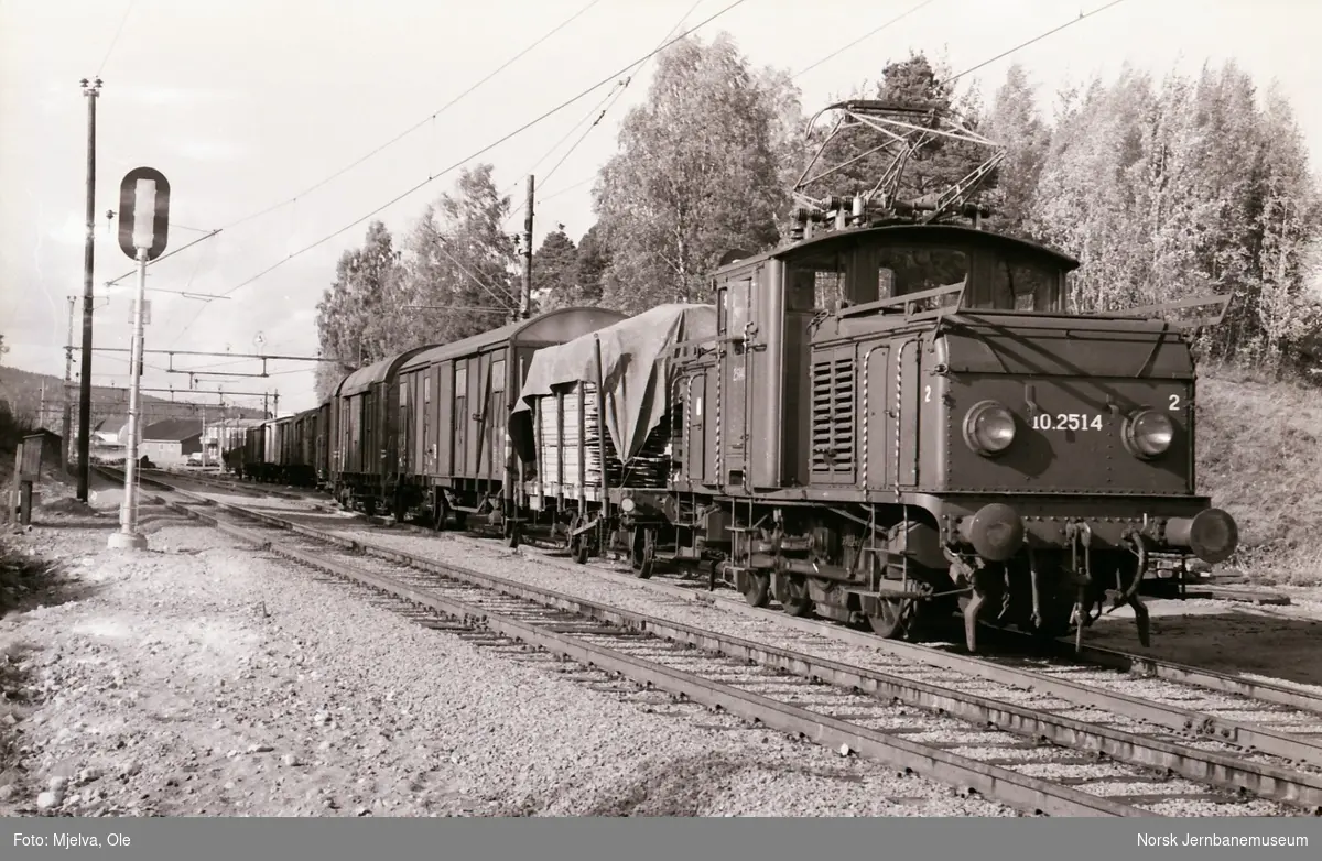 Elektrisk lokomotiv type El 10 nr. 2514 med lokalgodstoget "Planken" på Sørumsand stasjon.