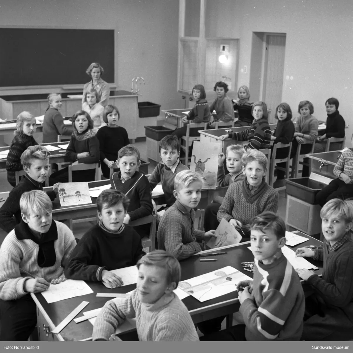 Interiörbilder med elever i Bergsåkers skola samt en bild på den tomma skolgården.