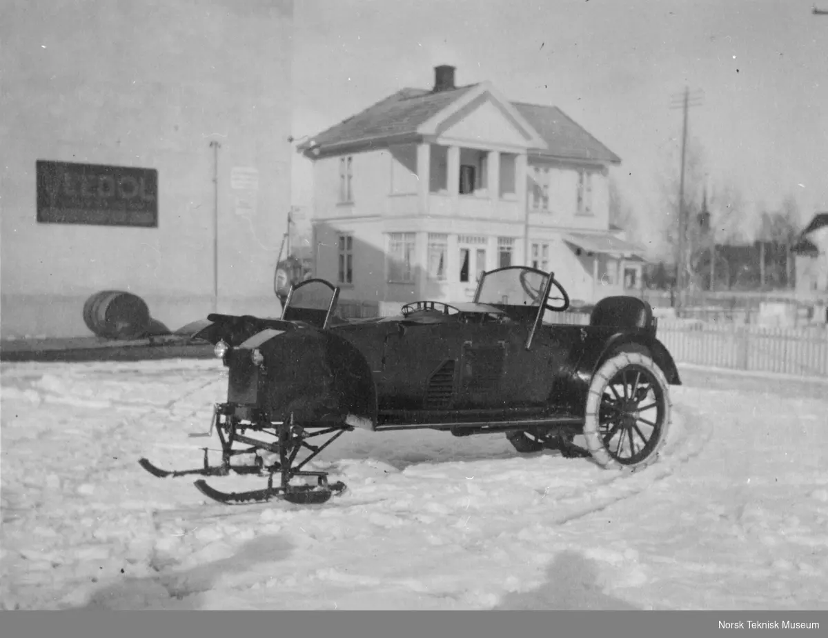 Bjering 1919 med meier istedenfor forhjul og kjettinger på bakhjulene på vinterføre, Piltingsrud, Valdres : tidligere type enn NTM's bil da den har skrå "nese"