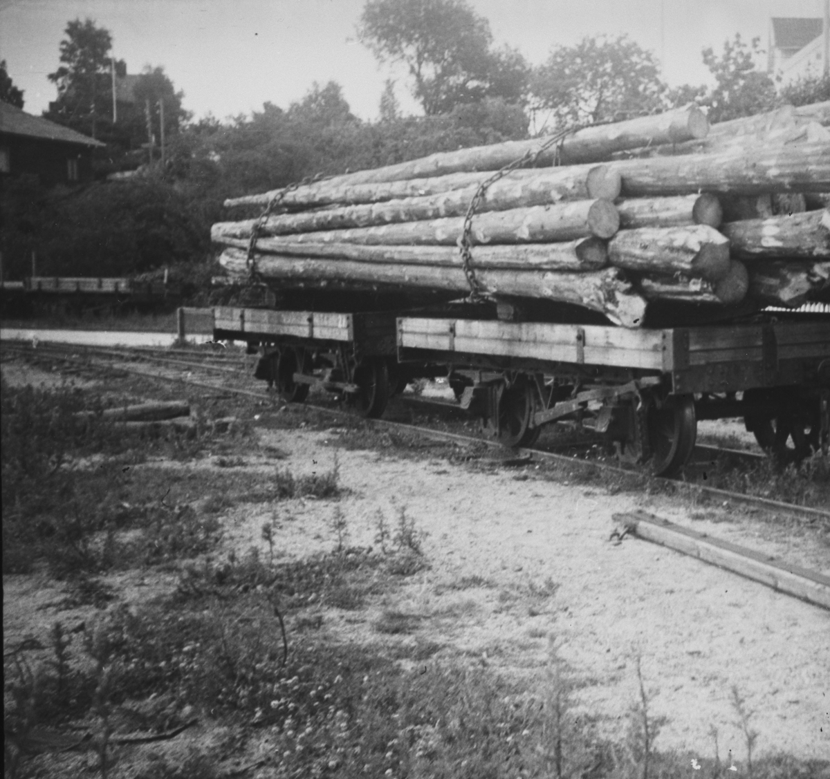 Godsvogner lastet med tømmer på Nättraby–Alnaryd–Elmeboda Järnväg i Sverige. Banen hadde sporvidde 600 mm.