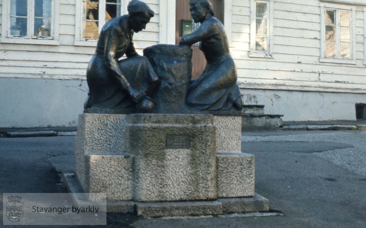 Olavsbrønnen (Olskjellå)..Skulptur av Erik Haugland