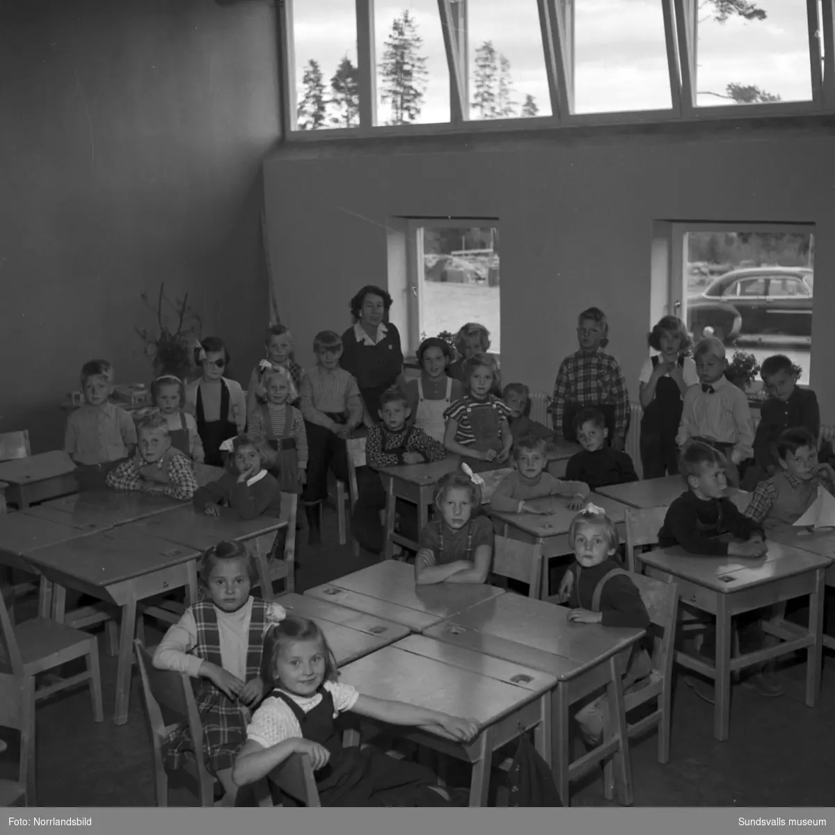 Hagaskolan, interiörbilder med barn och lärare.