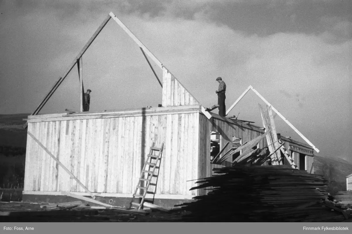 Et gjenreisningshus under oppbygging i Tanadalen, oktober 1946.