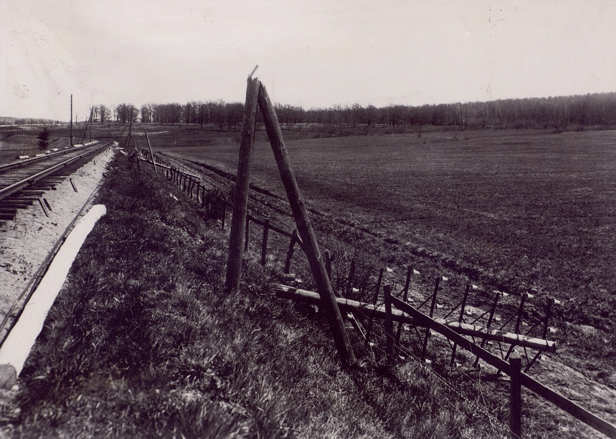 Luftnätets svagheter belysas av denna bild, tagen den 15 maj 1915 efter wen svår snöstorm, som hemsökte Västergötland och delar av Småland och Östergötland. Denna bild är från linjen Jönköping - Forserum.