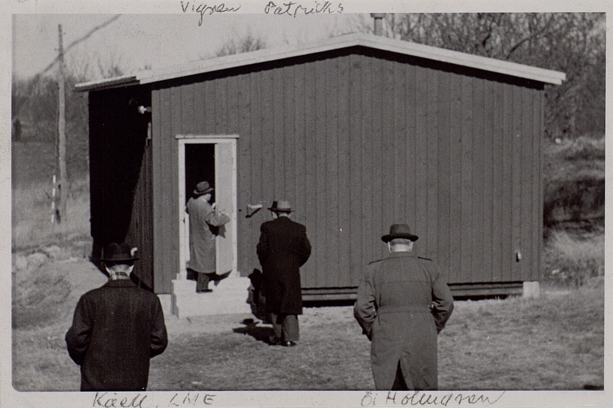 Inspektion av en automatstation på Mälaröarna i slutet av 1940-talet ...