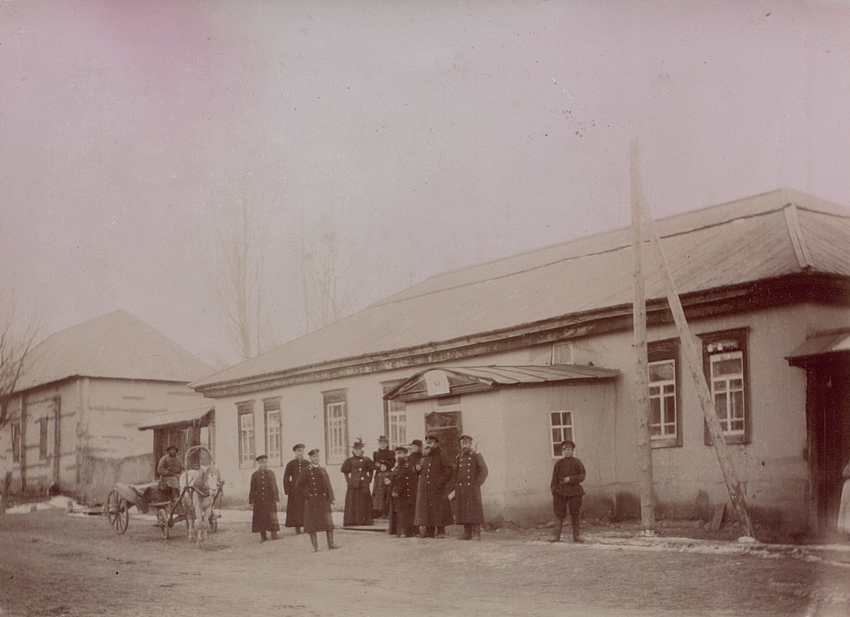 Foton från anläggningen av en telegraflinje i Ryssland år 1900.