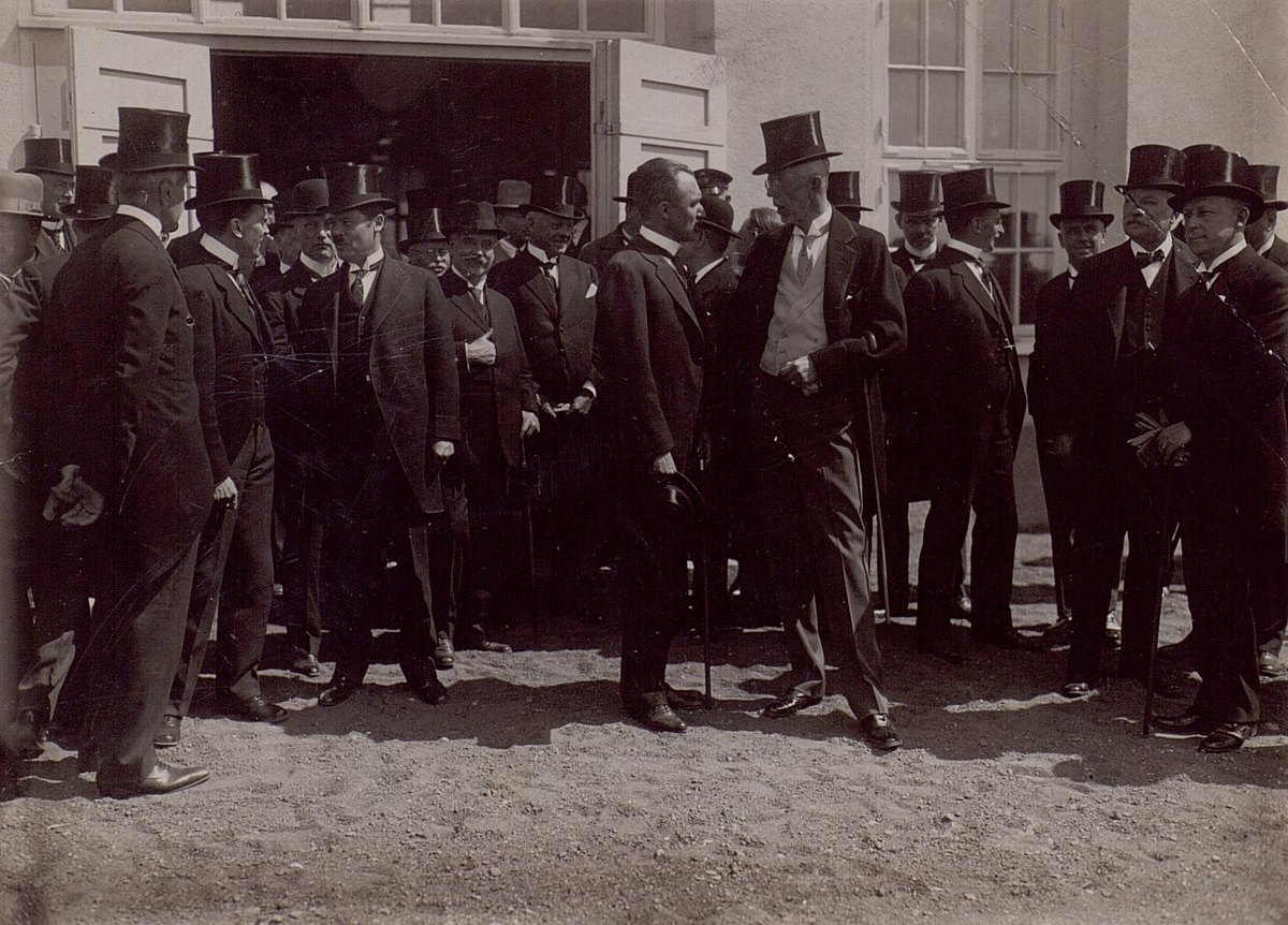 Grimeton, invigningen 2 juli 1925. Vid dörren till radiostationen bland andra: Ernst Alexanderson (RCA), Telegrafverkets generaldirektör Herman Rydin, kung Gustaf V och byråchef Ljungqvist.
